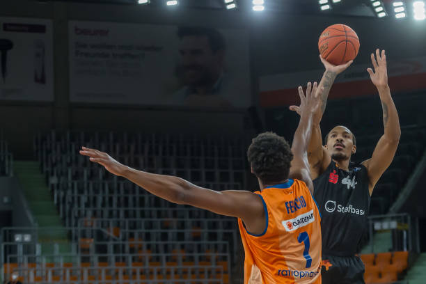 足协纪委会原主任王小平被控受贿645万元 当庭辩称无罪